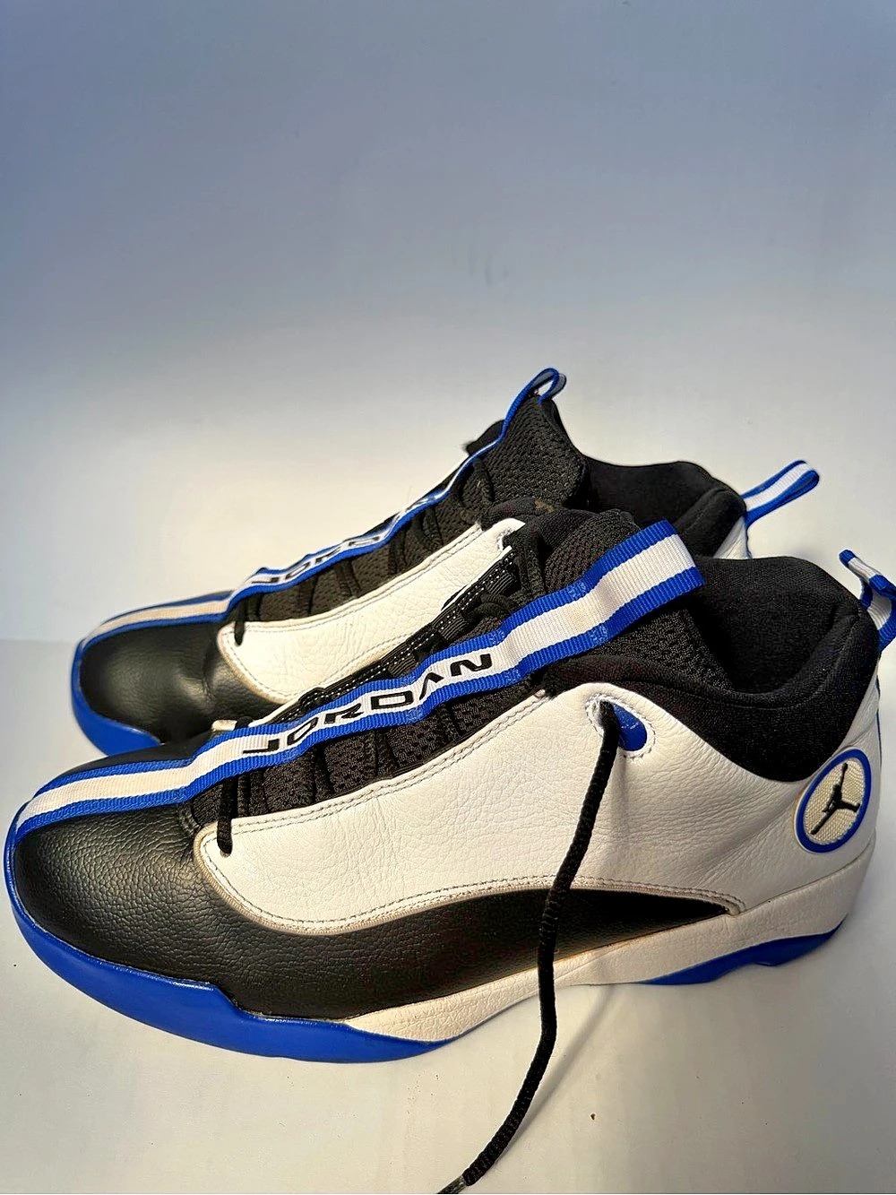 Jordan Jumpman Team 1 Sneakers in White & Black US 10.5